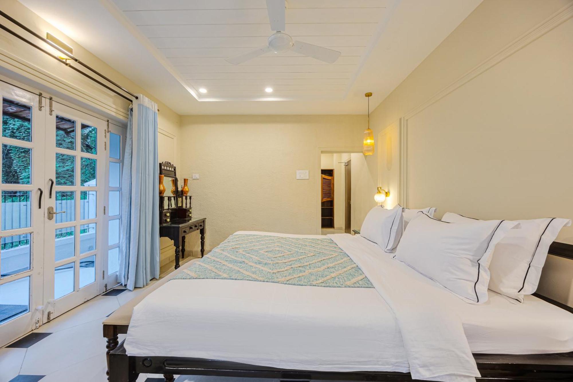 Elivaas 4 Bhk Near With Private Pool & Bar - Casa Boa Vida Villa