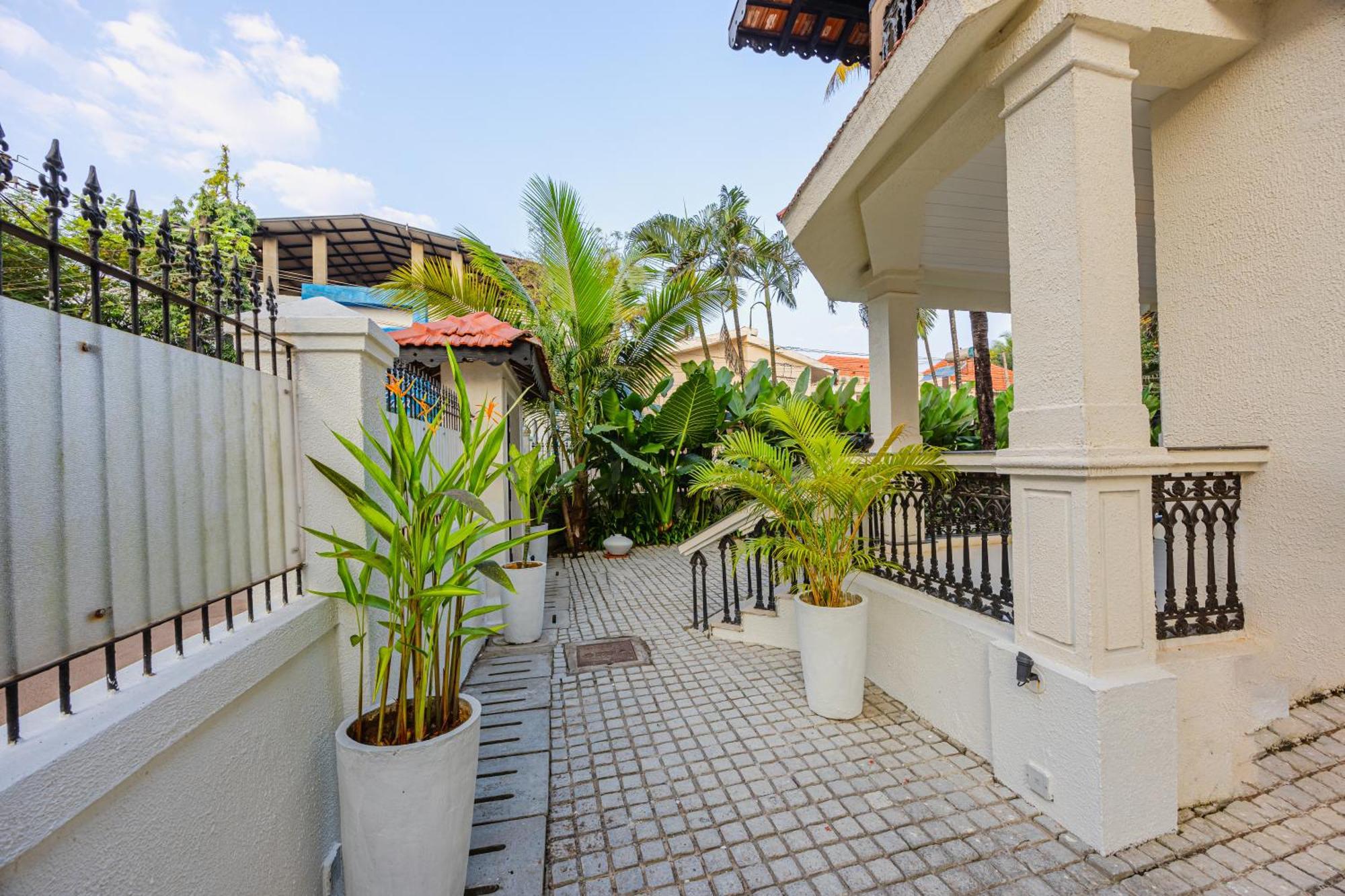 Elivaas 4 Bhk Near With Private Pool & Bar - Casa Boa Vida Villa